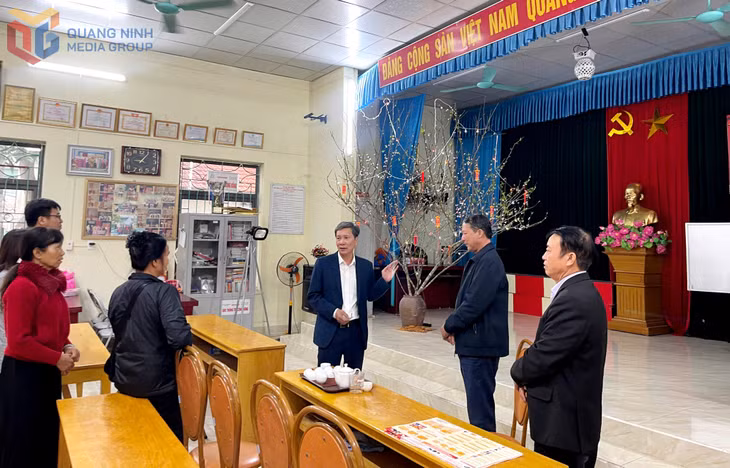 Lãnh đạo phường Uông Bí kiểm tra cơ sở vật chất tại các khu vực bỏ phiếu.