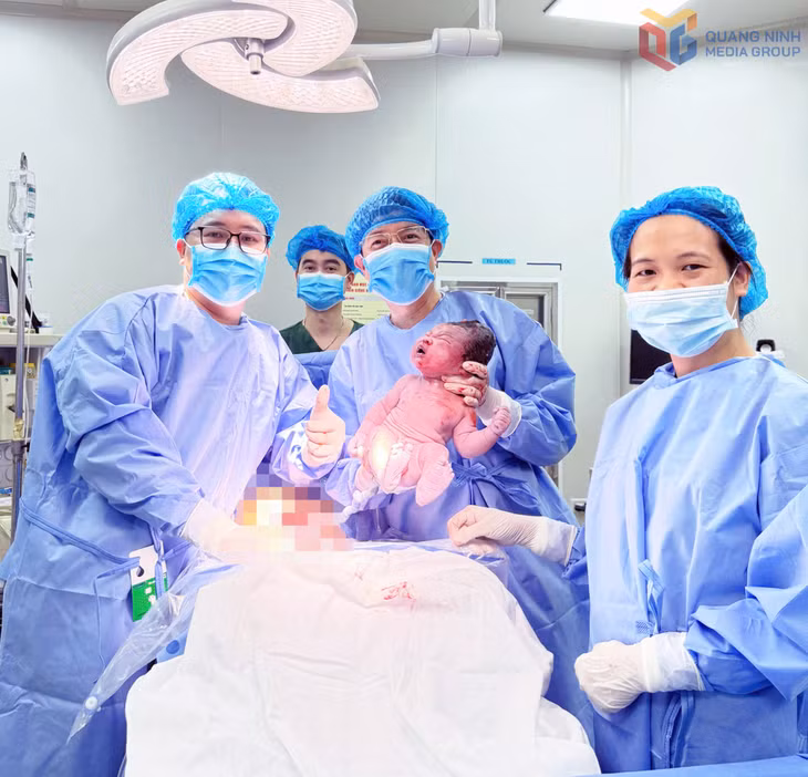Niềm vui của các y, bác sĩ Bệnh viện Sản Nhi Quảng Ninh khi đón một em bé chào đời khỏe mạnh.