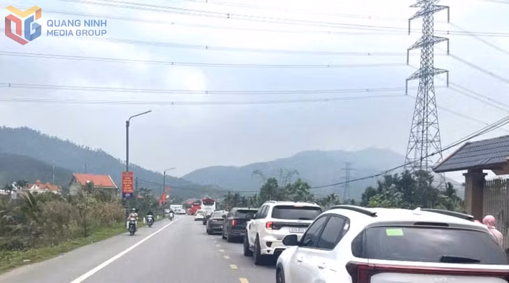 Lượng phương tiện đến với khu danh thắng Yên Tử tăng cao đột biến trong ngày Mùng 5 Tết Bính Ngọ.