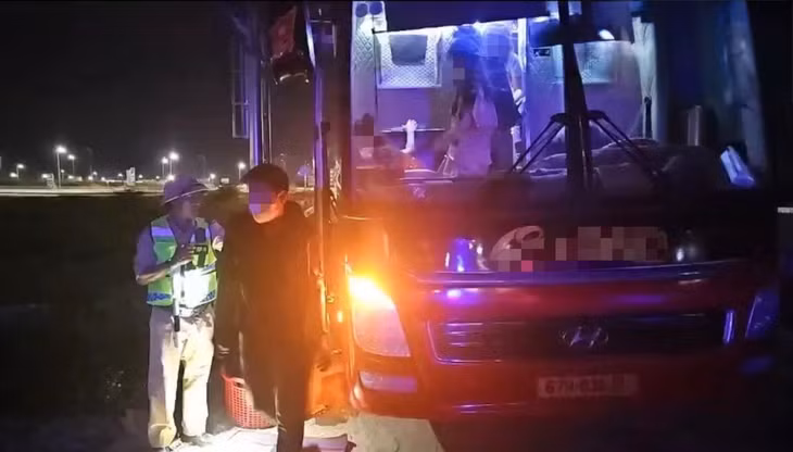 Cảnh sát Giao thông kiểm đếm số hành khách trên xe. Ảnh: Phạm Duy