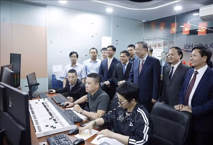 Tổng Bí thư Tô Lâm thăm nơi làm việc của cán bộ, phóng viên, biên tập viên Đài Tiếng nói Việt Nam - Ảnh: TTXVN