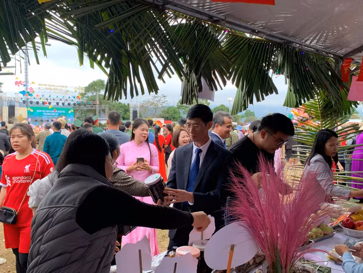 Lãnh đạo phường Bình Khê tham quan các gian hàng của các khu dân cư tại Ngày hội Văn hóa các dân tộc” năm 2026.