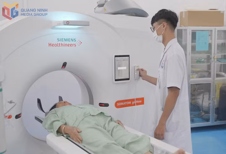 Kỹ thuật viên Bệnh viện ĐKKV Vân Đồn vận hành hệ thống chụp cắt lớp vi tính (CT-Scanner) phục vụ chẩn đoán cho người bệnh.