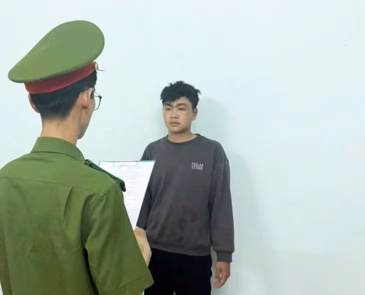 Công an đọc quyết định khởi tố, bắt tạm giam đối với Trần Hữu Trí - Ảnh: TRANG PHƯƠNG