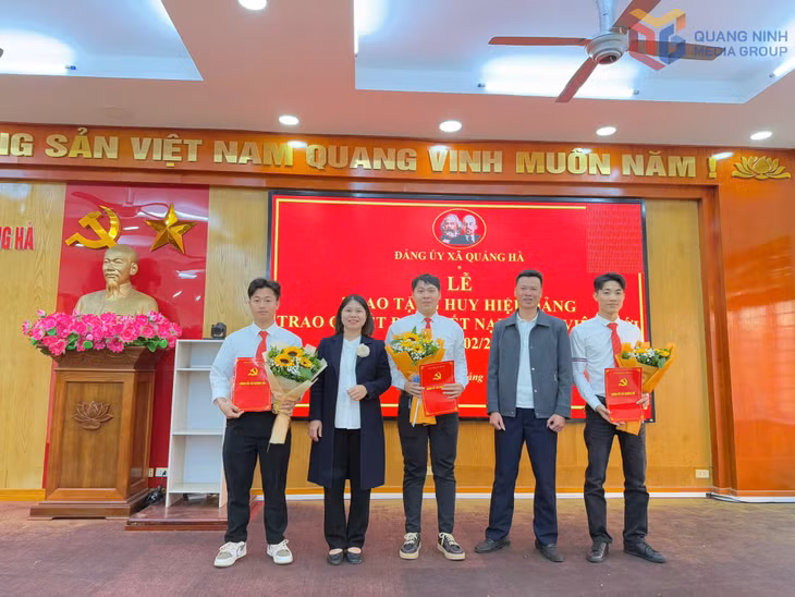 3 đảng viên mới vinh dự được đứng trong hàng ngũ của Đảng.
