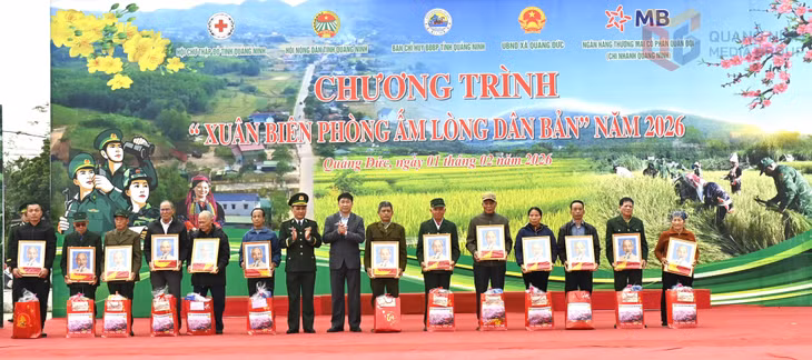 Lãnh đạo Ban Tuyên giáo và Dân vận, Tỉnh ủy và Ban chỉ huy BĐBP tỉnh tặng quà các hộ dân biên giới.