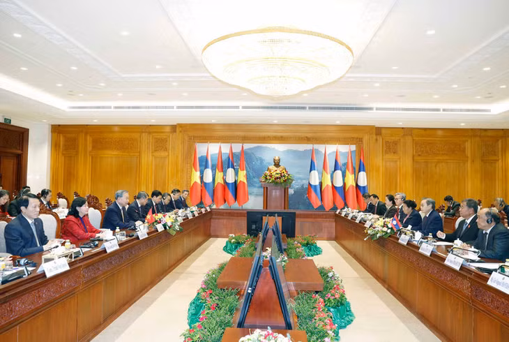 Tổng Bí thư Tô Lâm hội kiến Chủ tịch Quốc hội Lào Saysomphone Phomvihane. (Ảnh: Thống Nhất/TTXVN)