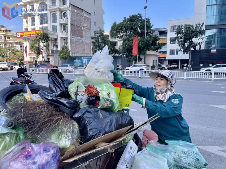 Công nhân môi trường Công ty CP Đầu tư và Phát triển môi trường đô thị Quảng Ninh (Judenco) thu gom rác thải sau Tết.