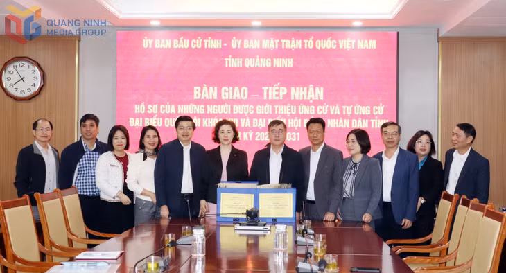 Sở Nội vụ tỉnh bàn giao hồ sơ của những người được giới thiệu ứng cử cho Ban Thường trực Ủy ban MTTQ tỉnh Quảng Ninh để tiến hành các bước tiếp theo của quy trình chuẩn bị bầu cử. Ảnh: Trúc Linh