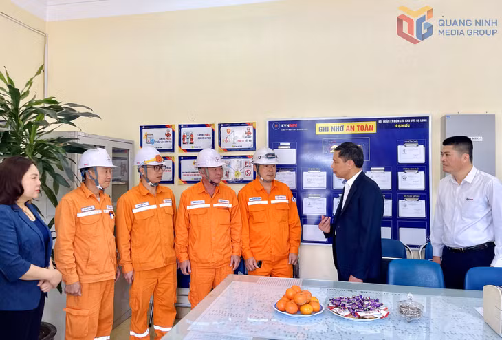...và thăm, động viên công nhân trực Tết của Đội Quản lý điện khu vực Hạ Long.