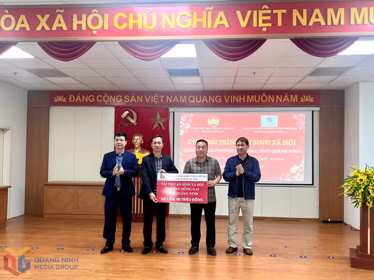 Lãnh đạo Agribank chi nhánh Quảng Ninh trao kinh phí ủng hộ an sinh xã hội cho phường Hồng Gai.