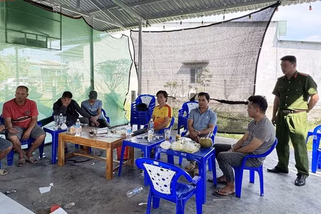 Công an tỉnh Gia Lai bắt quả tang các đối tượng đang đánh bạc trên địa bàn phường Quy Nhơn Tây. Ảnh: Công an