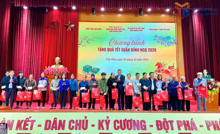 Các đồng chí lãnh đạo Kiểm toán Nhà nước và tỉnh trao 200 suất quà Tết cho các hộ dân ở đặc khu Vân Đồn.