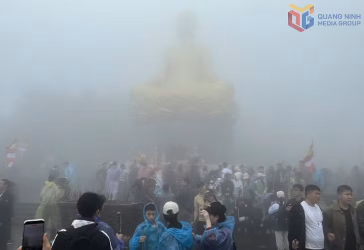 Bức tượng Phật Hoàng Trần Nhân Tông bằng đồng nguyên khối uy nghiêm hiện ra mờ ảo trong làn sương trắng. Nhiều du khách dừng chân chiêm bái và nghỉ ngơi lấy sức để tiếp tục hành trình phía trước.