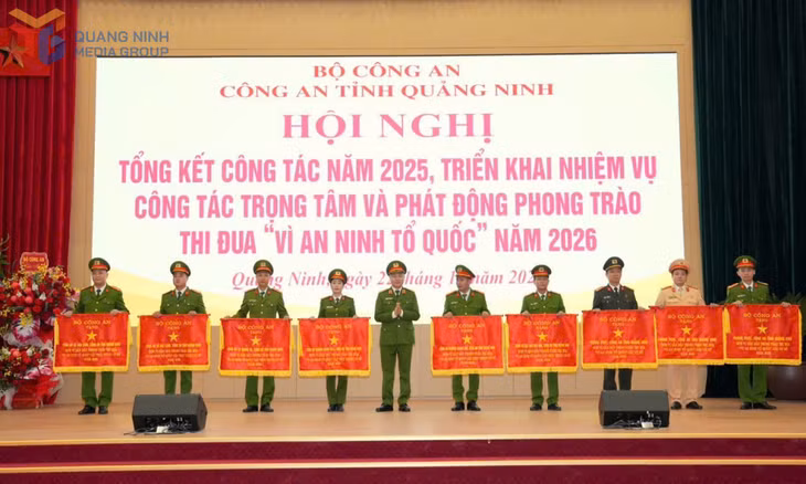 Phòng CSGT (thứ 2 bên phải) được Bộ Công an tặng Cờ với thành tích là đơn vị dẫn đầu phong trào thi đua "Vì an ninh Tổ quốc" cấp cơ sở năm 2025.