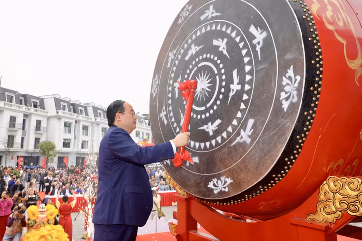Đồng chí Quản Minh Cường, Ủy viên Trung ương Đảng, Bí thư Tỉnh ủy, Trưởng Đoàn ĐBQH tỉnh, đánh trống khai hội.