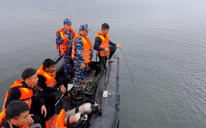 Khu vực Đặc công Hải quân triển khai công tác tìm kiếm nạn nhân vụ lật tàu trên hồ Thác Bà. Đến cuối ngày 22.2 đã tìm thấy 6 nạn nhân. Ảnh: Quân chủng Hải quân