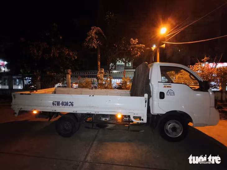 Tang vật xe ô tô tải được lực lượng cảnh sát giao thông và người dân bắt giữ kịp thời - Ảnh: MINH KHANG