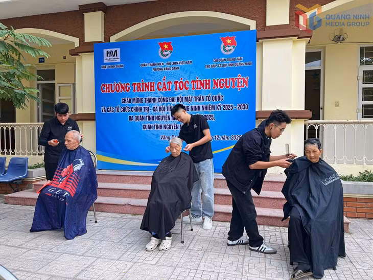 Chi đoàn Trung tâm Trợ giúp xã hội tỉnh phối hợp với Đoàn thanh niên phường Vàng Danh tổ chức chương trình cắt tóc tình nguyện dành cho các đối tượng đang được chăm sóc, nuôi dưỡng tại Trung tâm.
