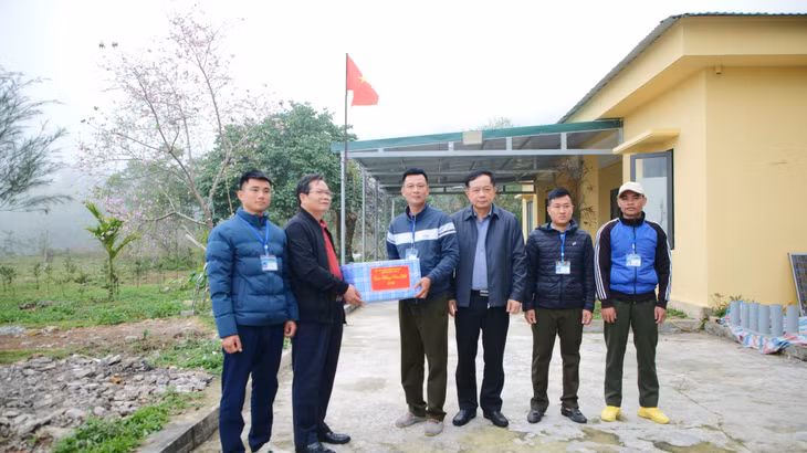 Lãnh đạo Ban Quản lý Di sản thế giới Vịnh Hạ Long - Yên Tử tặng quà Tết cho tổ công tác trên đảo Ba Mùn.