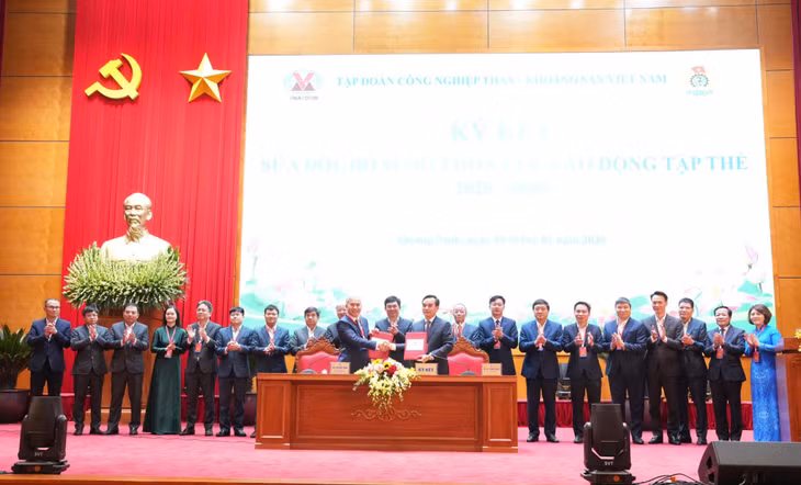 Tổng Giám đốc TKV (đại diện người sử dụng lao động) và Chủ tịch Công đoàn TKV (Đại diện người lao động) ký kết bổ sung, sửa đổi Thỏa ước lao động tập thể giai đoạn 2025 - 2028.