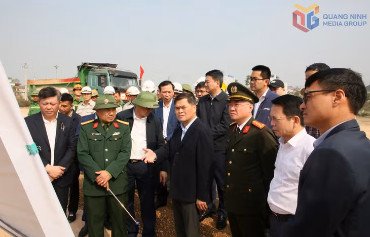Đồng chí Chủ tịch UBND tỉnh kiểm tra và nghe báo cáo tiến độ thi công dự án đường ven sông đoạn từ đường tỉnh 338 đến Cổng tỉnh.
