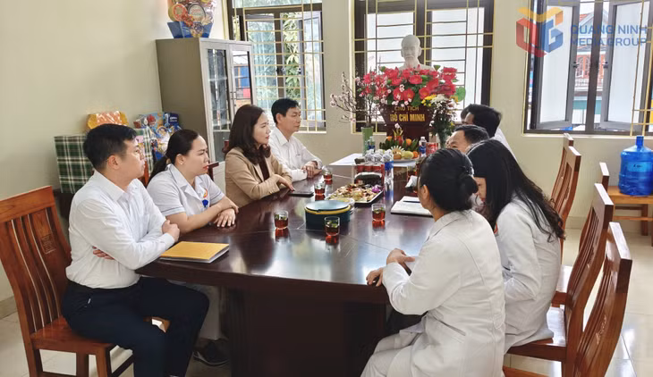 Đồng chí Phó Chủ tịch UBND tỉnh nghe báo cáo sơ bộ tình hình hoạt động và kế hoạch trực Tết của Trạm Y tế phường Hà An.