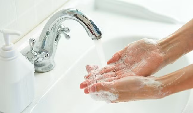 Thường xuyên rửa tay bằng xà phòng hoặc dung dịch sát khuẩn để phòng bệnh.