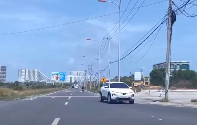 Lực lượng Cảnh sát giao thông vừa xử phạt tài xế ô tô đi ngược chiều gần sân bay Cam Ranh. Ảnh: Phòng CSGT