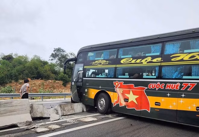 Phần đầu xe khách bị hư hại nhẹ sau va chạm với dải phân cách. Ảnh: Hữu Long