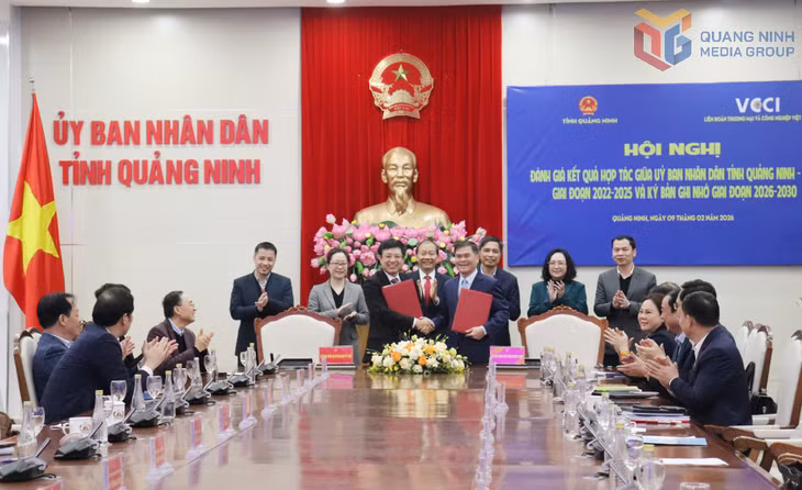 Đồng chí Bùi Văn Khắng, Phó Bí thư Tỉnh uỷ, Chủ tịch UBND tỉnh và đồng chí Hồ Sỹ Hùng, Bí thư Đảng ủy, Chủ tịch VCCI ký kết bản ghi nhớ hợp tác giai đoạn 2026-2030.