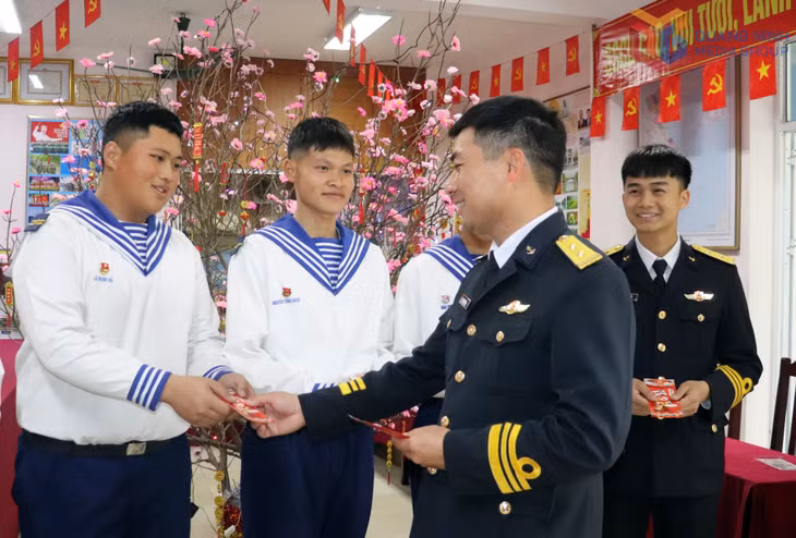 Chỉ huy Hải đội 135 (Lữ đoàn 170 Hải quân) lì xì đầu xuân năm mới cho các cán bộ, chiến sĩ.