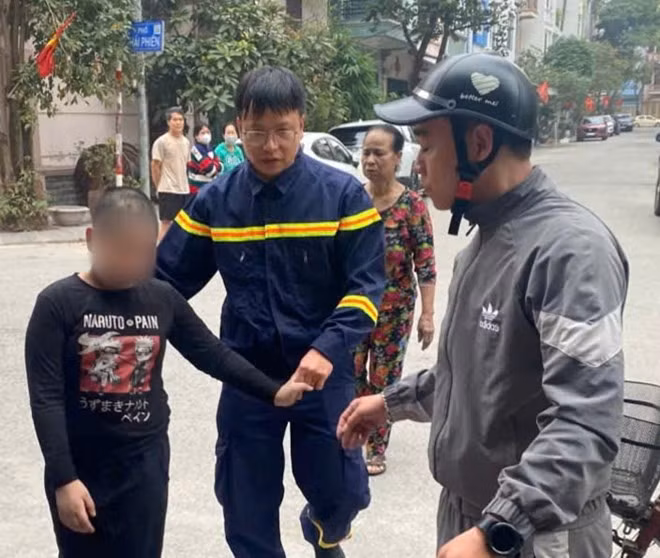 Cháu bé được giải cứu an toàn sau vụ cháy nhà dân. Ảnh: Công an Hải Phòng