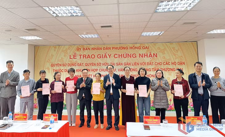 Lãnh đạo UBND phường Hồng Gai tổ chức trao GCNQSDĐ, quyền sở hữu tài sản gắn liền với đất cho các hộ dân thuộc dự án.