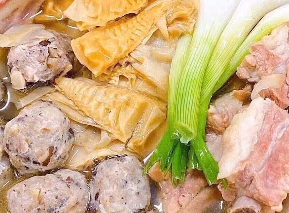 Canh măng ninh xương là một trong những món ăn trong mâm cỗ ngày Tết bổ sung canxi hiệu quả. Ảnh: Kiều Vũ