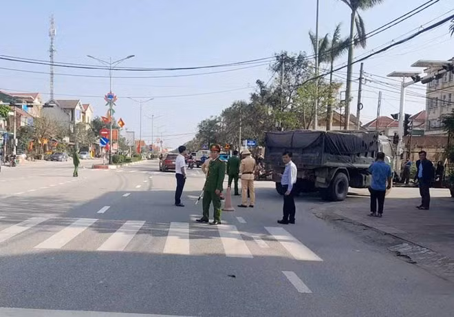 Hiện trường vụ va chạm với xe tải khiến người phụ nữ đi xe máy tử vong. Ảnh: Đức Tuấn.