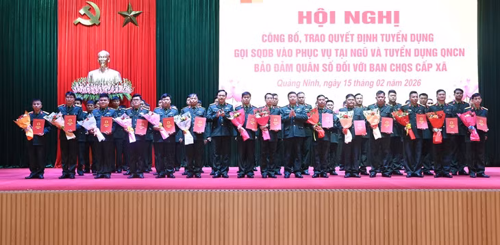 Đại tá Lê Trọng Hòa, Ủy viên Ban Thường vụ Tỉnh ủy, Chỉ huy trưởng Bộ CHQS tỉnh; Đại tá Hoàng Văn Thuyết, Tỉnh ủy viên, Phó Bí thư Thường trực Đảng ủy, Chính ủy Bộ CHQS tỉnh, trao quyết định gọi sĩ quan dự bị vào phục vụ tại ngũ.