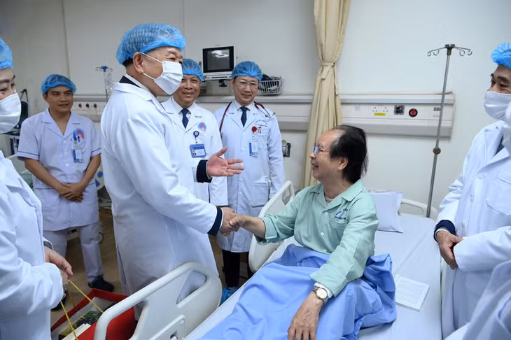 Tổng Bí thư Tô Lâm thăm hỏi, trao quà tặng bệnh nhân đang điều trị tại Khoa Hồi sức tích cực và chống độc, Bệnh viện Hữu Nghị. (Ảnh: ĐĂNG KHOA)