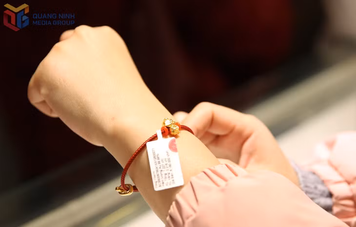 Cùng với các sản phẩm vàng truyền thống, những hạt charm đeo tay nhỏ xinh cũng là lựa chọn được nhiều khách hàng yêu thích, vừa mang ý nghĩa cầu may mắn, tài lộc đầu năm, vừa có thể kết hợp làm trang sức tinh tế, tiện lợi sử dụng hằng ngày.
