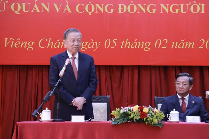 Tổng Bí thư Tô Lâm phát biểu tại buổi gặp gỡ cán bộ Đại sứ quán và cộng đồng người Việt Nam tại Lào. (Ảnh Duy Toàn)