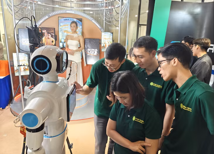 Người dùng trải nghiệm robot tại một triển lãm công nghệ ở TP.HCM - Ảnh: ĐỨC THIỆN
