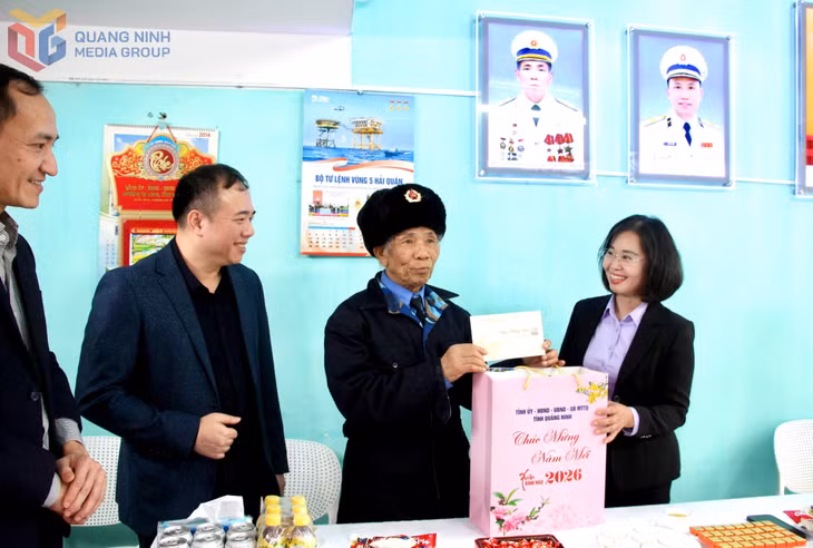 Đồng chí Trịnh Thị Minh Thanh, Phó Bí thư Thường trực Tỉnh ủy, Chủ tịch HĐND tỉnh, chúc Tết gia đình Anh hùng Lực lượng vũ trang nhân dân Nguyễn Văn Phả. 