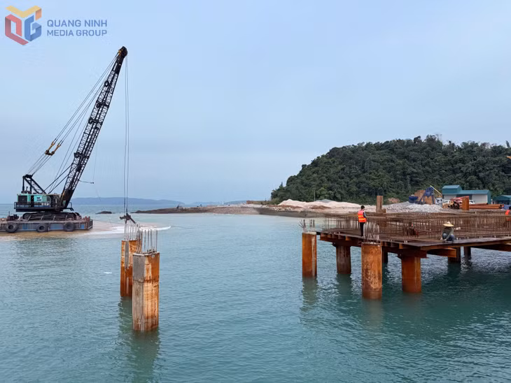 Cô Tô đang tập trung đầu tư hoàn thiện hạ tầng, tạo động lực cho phát triển kinh tế biển (trong ảnh: Thi công dự án nâng cấp, mở rộng bến cập tàu khu 1, đặc khu Cô Tô).