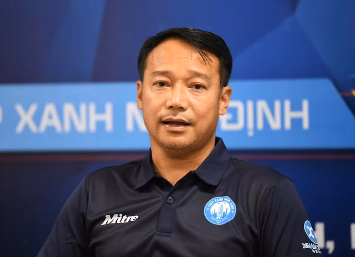 Huấn luyện viên Vũ Hồng Việt trở lại dẫn dắt Nam Định. Ảnh: NĐFC