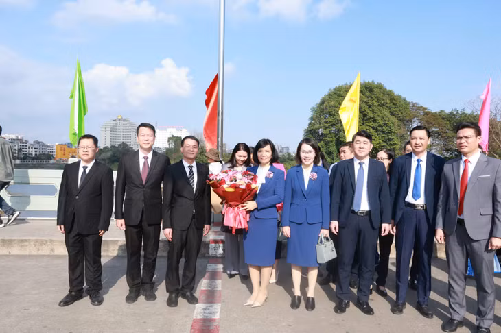 Lãnh đạo TP Đông Hưng (Trung Quốc) chào đón đoàn đại biểu phía Việt Nam.