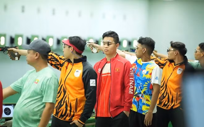 Xạ thủ Phạm Quang Huy và đồng đội mang về huy chương đồng cho đội tuyển bắn súng Việt Nam. Ảnh: Minh Anh