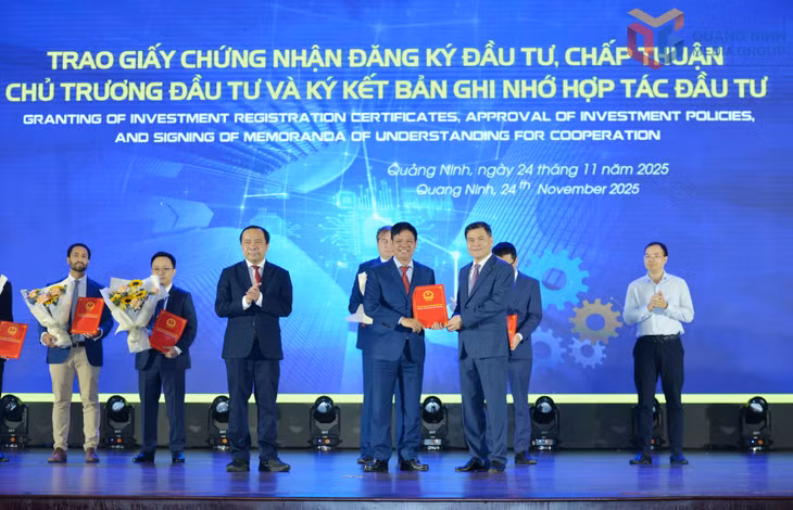 UBND tỉnh Quảng Ninh trao quyết định chấp thuận chủ trương đầu tư, chứng nhận đăng ký đầu tư cho các dự án trên địa bàn tỉnh.