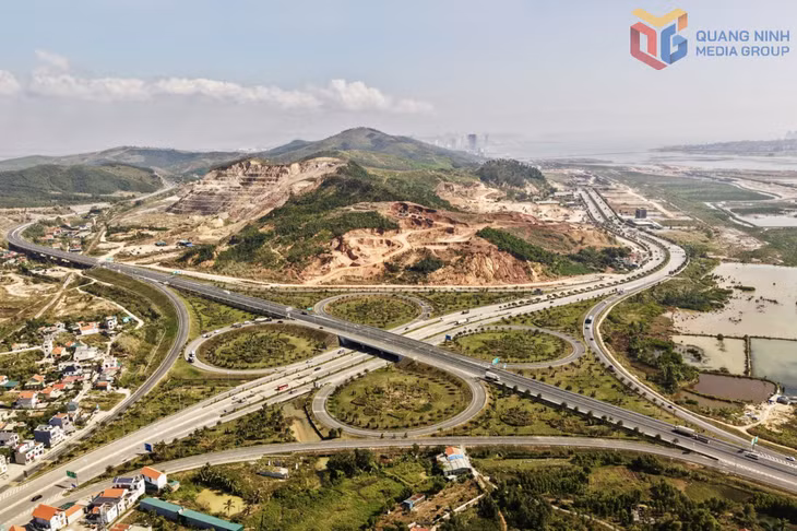 Nút giao Minh Khai và công trường thi công dự án Công viên công cộng Tuần Châu.