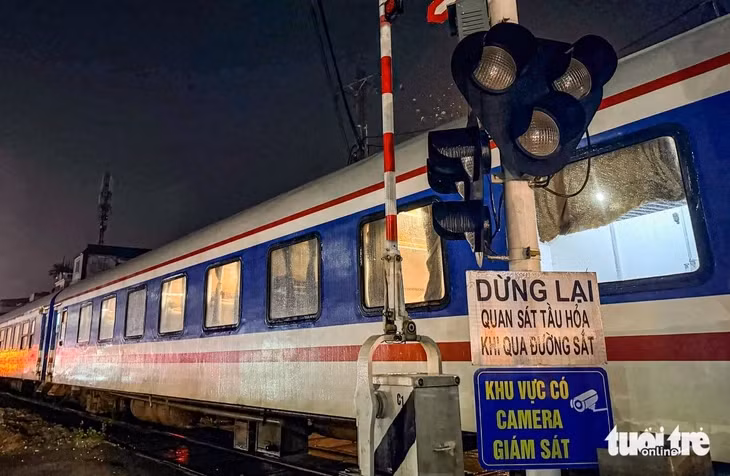 Nơi xảy ra va chạm là đường ngang có cảnh báo - Ảnh: THIÊN KHÔI