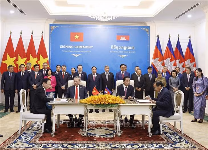 Ký kết Thoả thuận hợp tác giữa Bộ Ngoại giao Việt Nam và Ban Đối ngoại Trung ương Đảng Nhân dân Campuchia - Ảnh: TTXVN